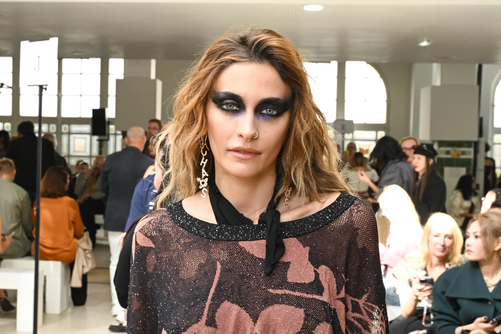 Paris Jackson leva visual rocker ao desfile da Vivienne Westwood