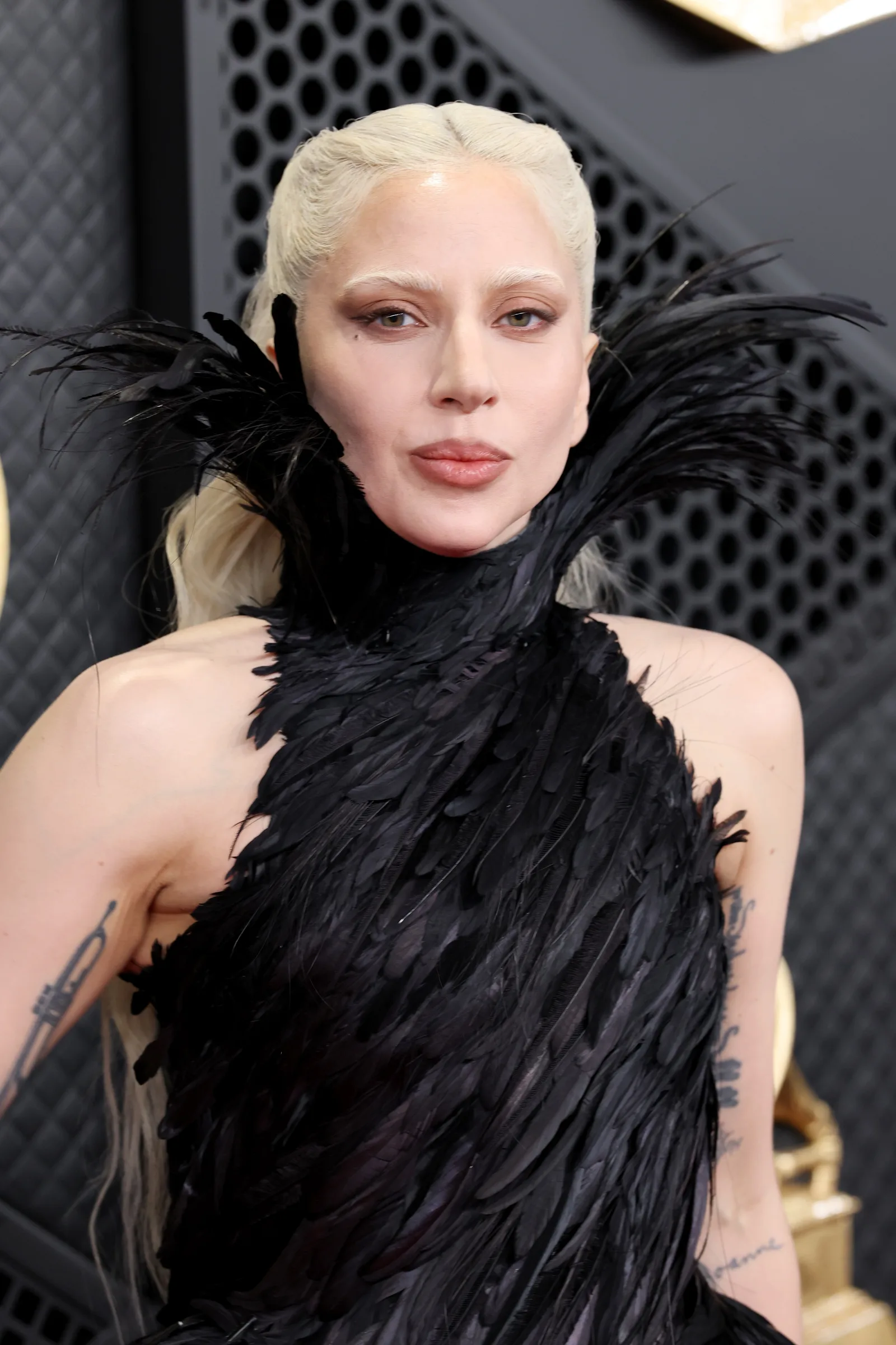 Lady Gaga destaca anel milionário ao revelar três itens de beleza