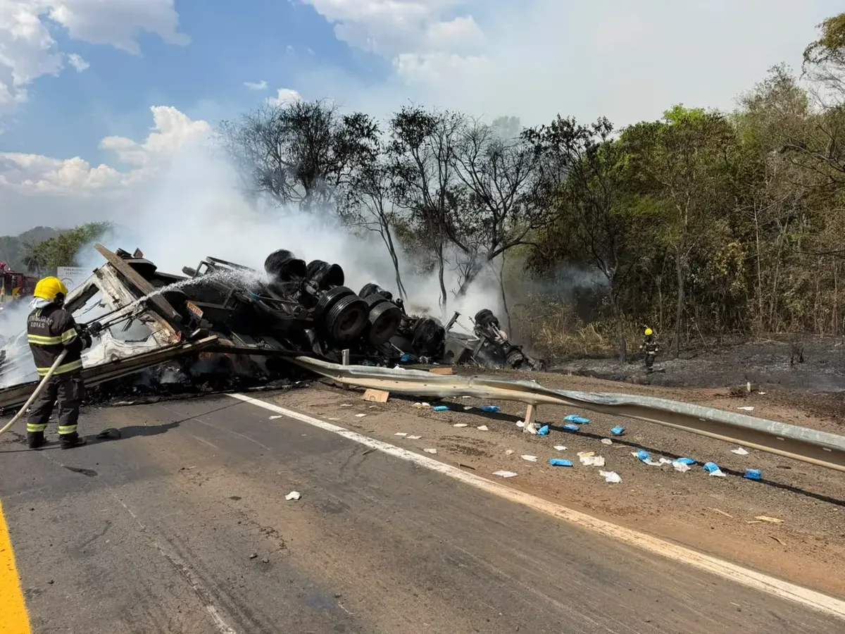 Colisão na BR-153 provoca incêndio e morte de vítima em São Luiz do Norte