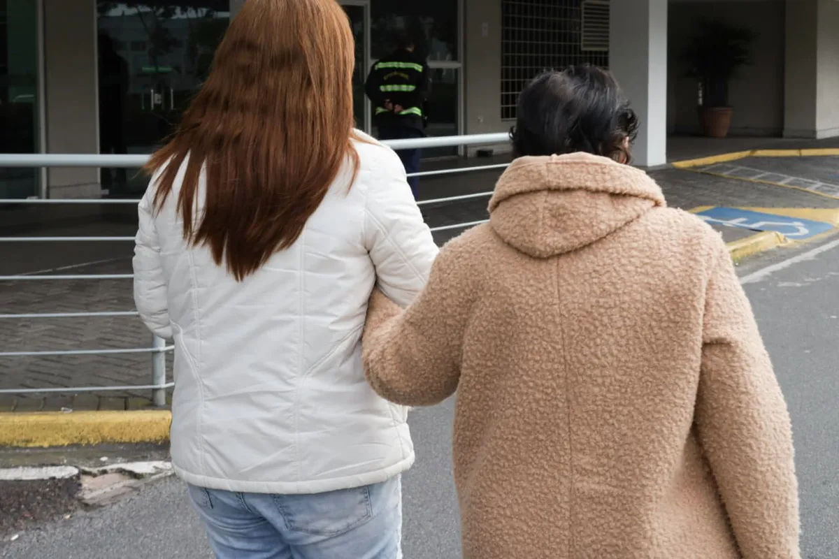 Ex-enfermeira transforma experiência profissional em apoio diário a idosos em Curitiba