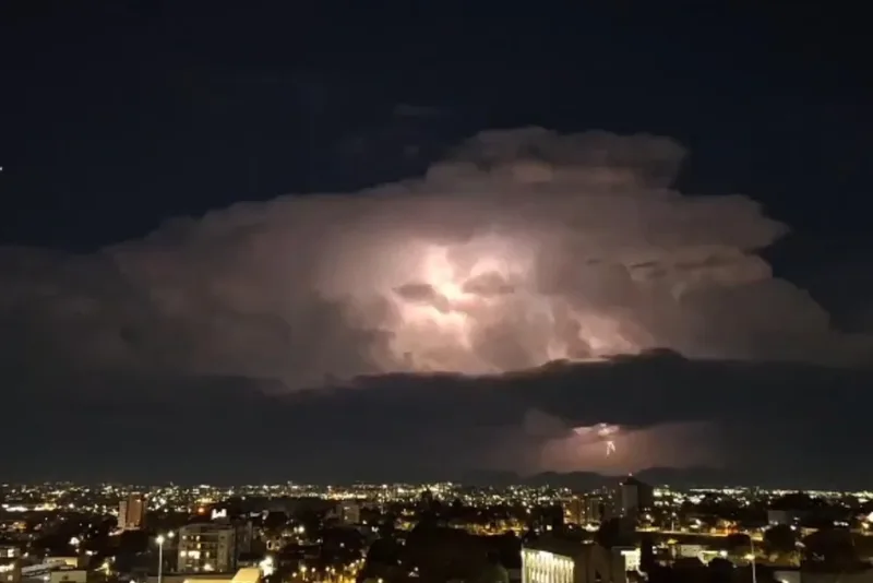 Domingo concentra maior risco de tempestades no Paraná, com aviso vermelho no Oeste