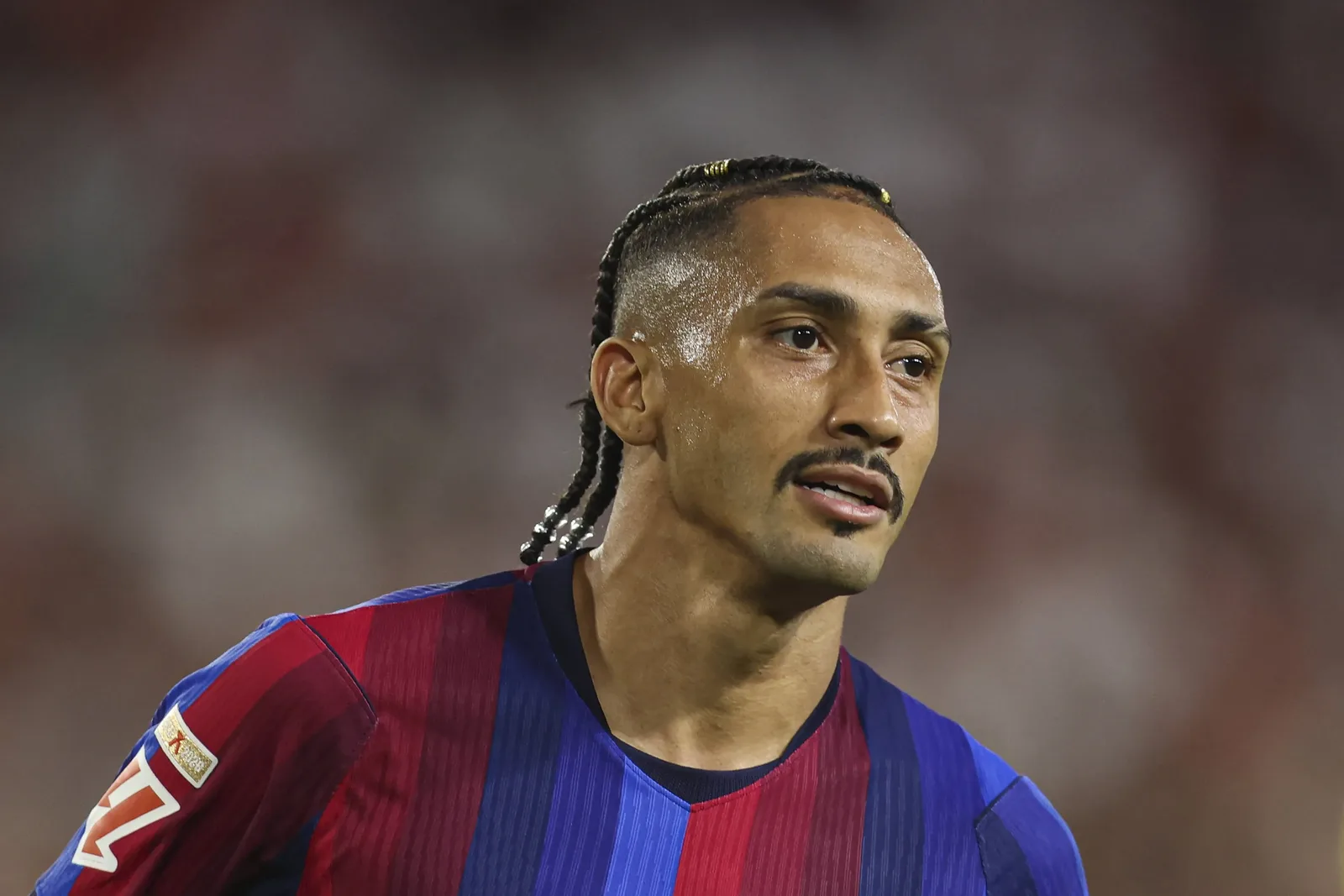 Raphinha volta ao Barcelona e terá exames após lesão pela Seleção
