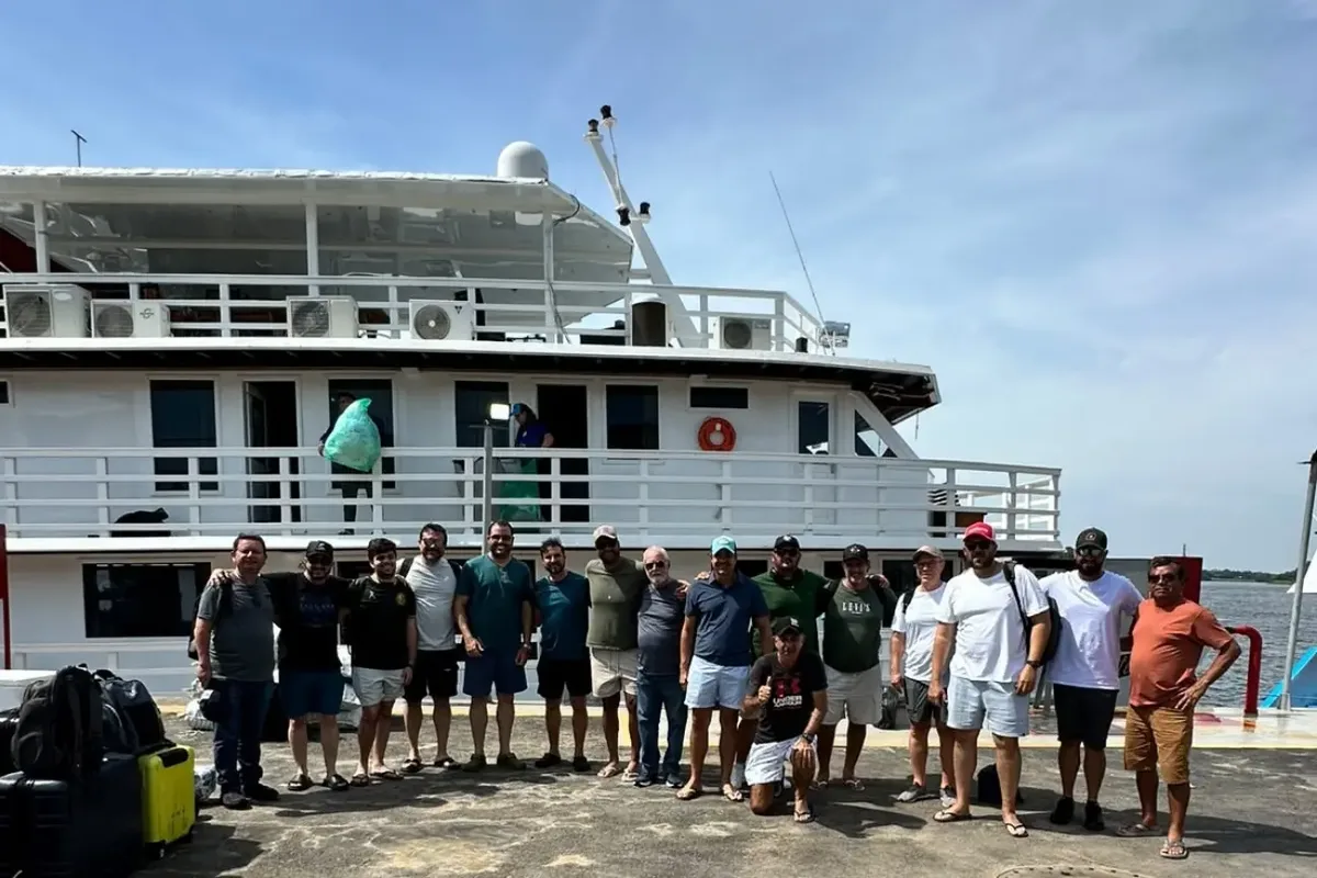 No Amazonas, crianças enfrentam rios para chegar à escola
