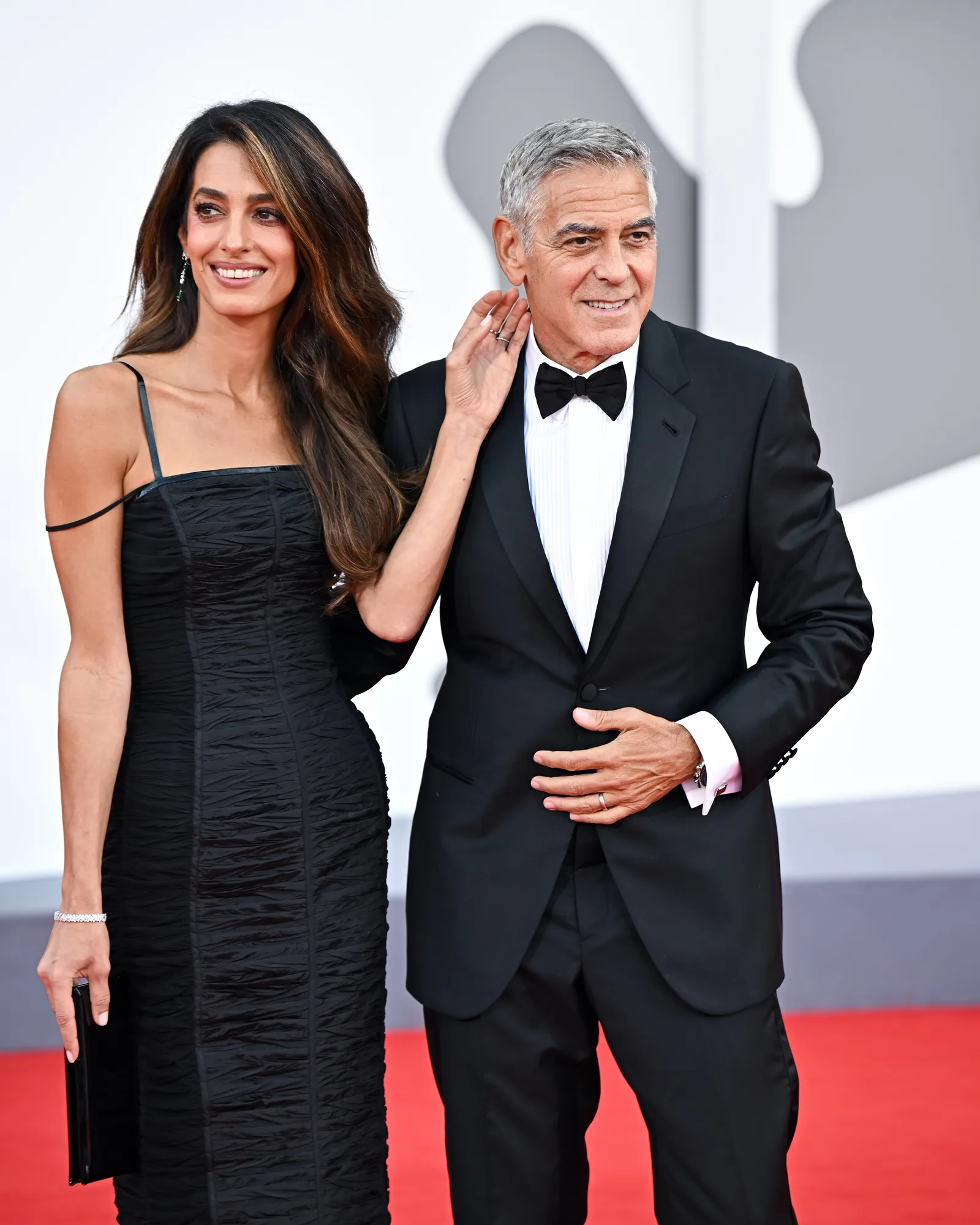 Amal Clooney usa joias avaliadas em quase US$ 400 mil em Veneza