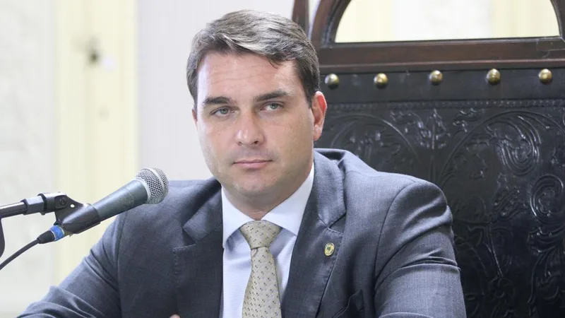 Flávio Bolsonaro participa de carreata em Goiânia neste domingo