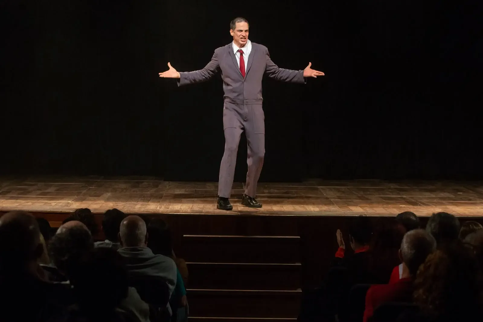 Mateus Solano apresenta “O Figurante” em três sessões em Goiânia
