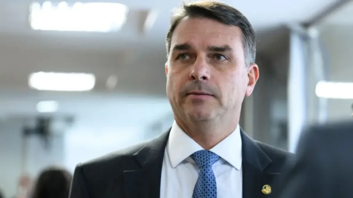 Flávio Bolsonaro enviou R$ 200 mil em emendas a ONG ligada a miliciano condenado pelo assassinato de Marielle