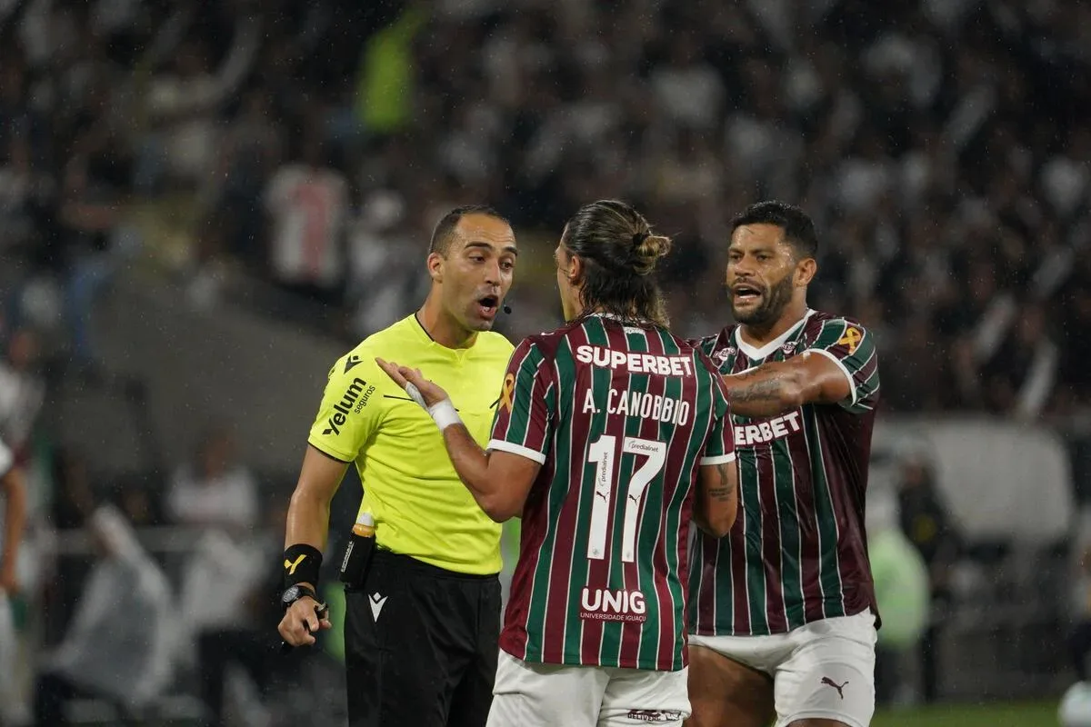 Fluminense vence o Vasco e cobra mudanças na arbitragem após clássico