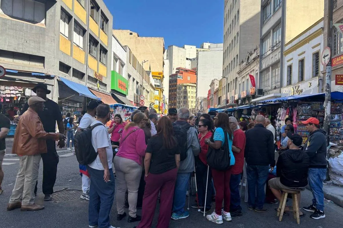 Ambulantes idosos protestam contra multas na rua 25 de Março