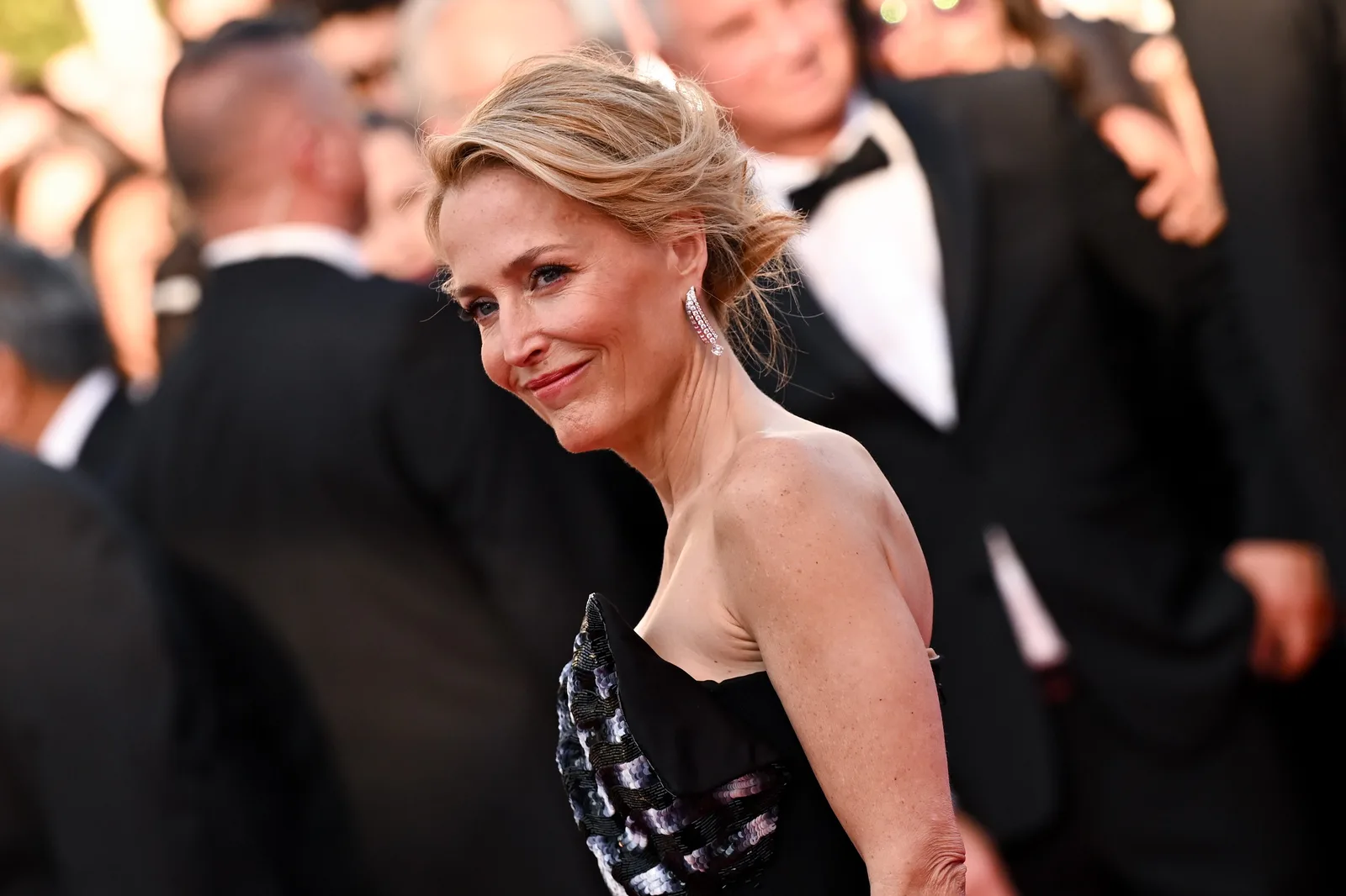Gillian Anderson diz se identificar como pansexual e fala de romances com mulheres