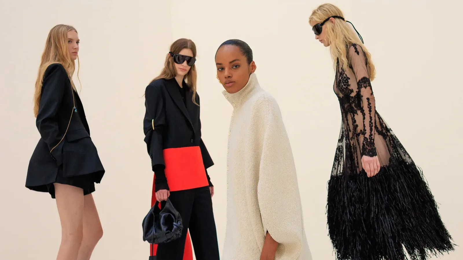 Pierpaolo Piccioli leva volumes esculturais à Balenciaga em Paris