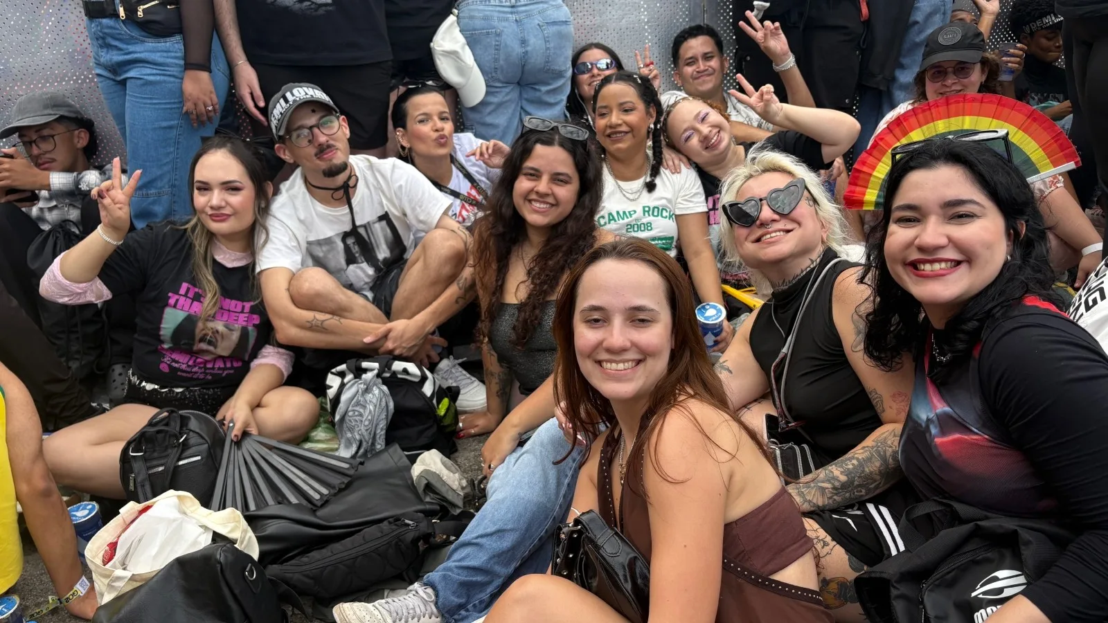 Fãs de Demi Lovato formam rede de apoio na grade do Rock in Rio