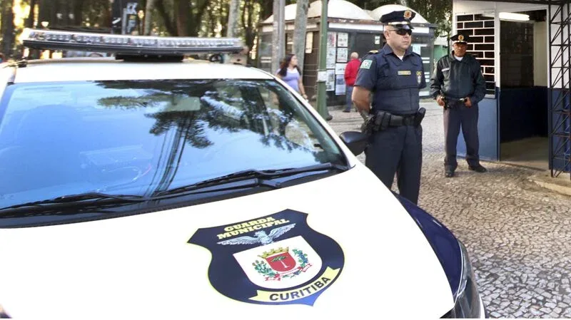 Curitiba entrega cinco caminhonetes e módulo móvel para patrulhamento no Centro