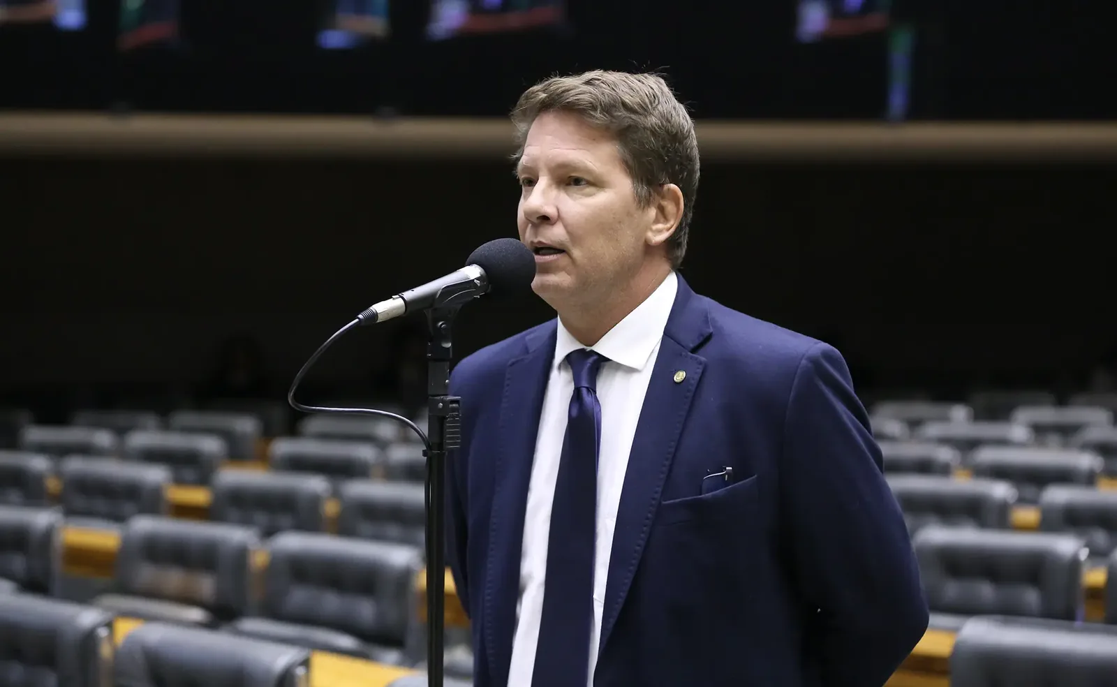 Dino tira sigilo de investigação sobre emendas e reúne apurações no STF
